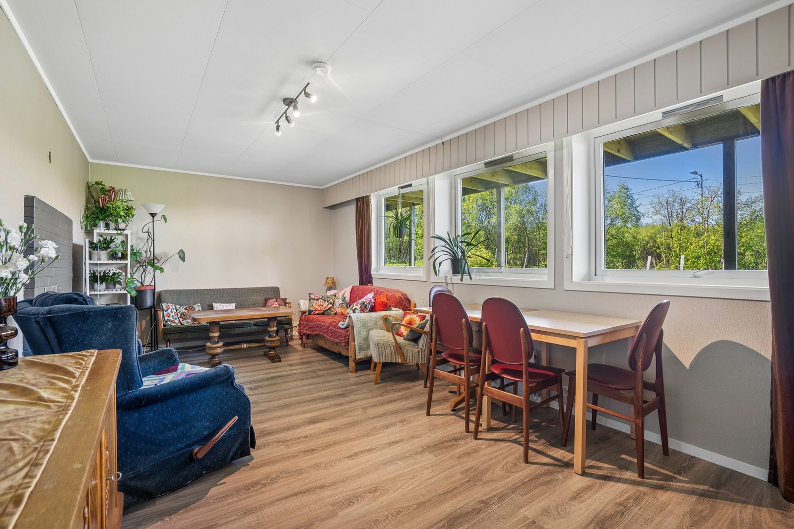 Hybelen i underetasjen har egen stue med plass til sittegruppe og spisebord. Galleribilde
