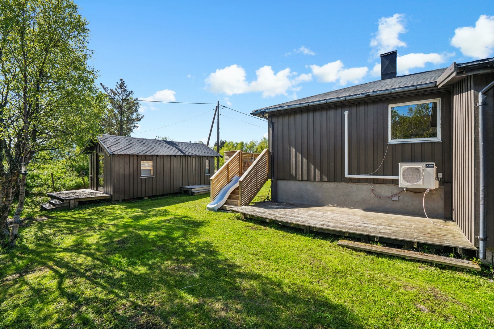 På eiendommen står en frittstående utebod på ca. 20 m² fra 2004, ideell for oppbevaring av redskaper og utstyr. Galleribilde