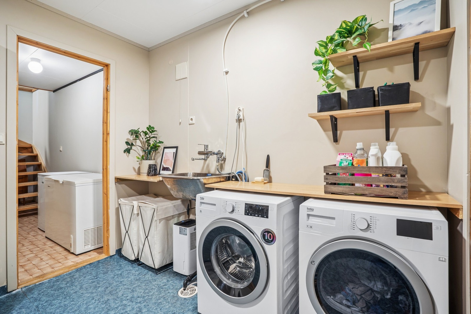 Hoveddelens vaskerom i underetasjen har utslagsvask, opplegg for vaskemaskin og en varmtvannsbereder på 200 liter fra 2019. Galleribilde