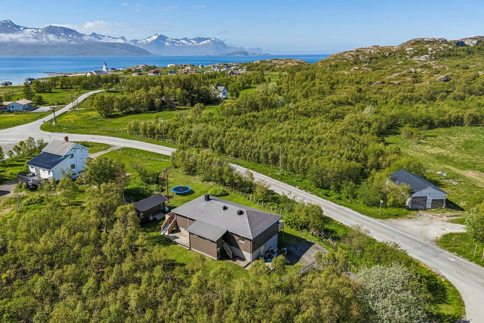 Eiendommen ligger på en romslig, opparbeidet tomt. Her bor du i umiddelbar nærhet til storslått natur og matubutikk Galleribilde