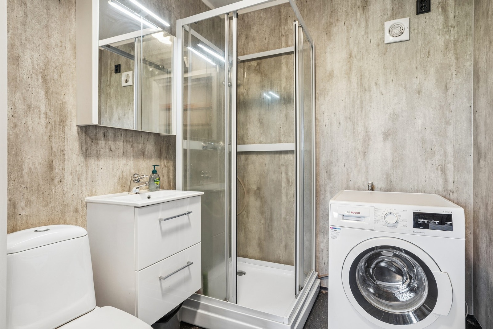 Badet i hybelen ble oppgradert i 2024 med nye våtromsplater og baderomsmøbel. Her er det også opplegg for vaskemaskin. Galleribilde