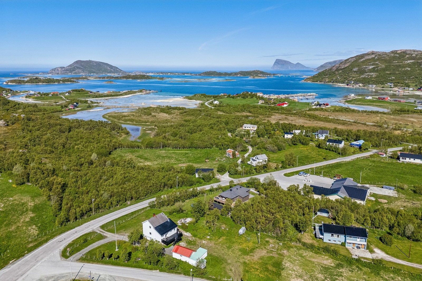 Fra Brensholmen ferjekai, kun en kort kjøretur unna, går fergen til Botnhamn på Senja. Galleribilde