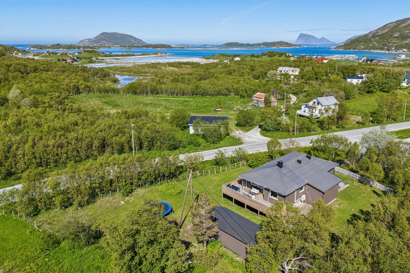 Eiendommen ligger vakkert til på Brensholmen, med utsikt mot Sommarøya og Håja. Galleribilde