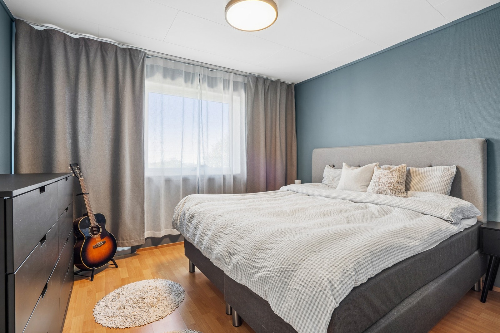 Hovedetasjen inneholder tre soverom. Dette rommet har god plass til dobbeltseng og oppbevaringsmøbler. Galleribilde