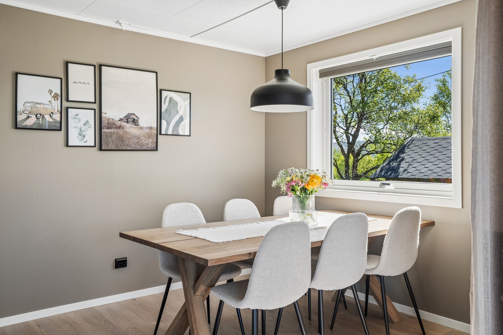 God plass til et langbord for hyggelige middager med familie og venner. Galleribilde