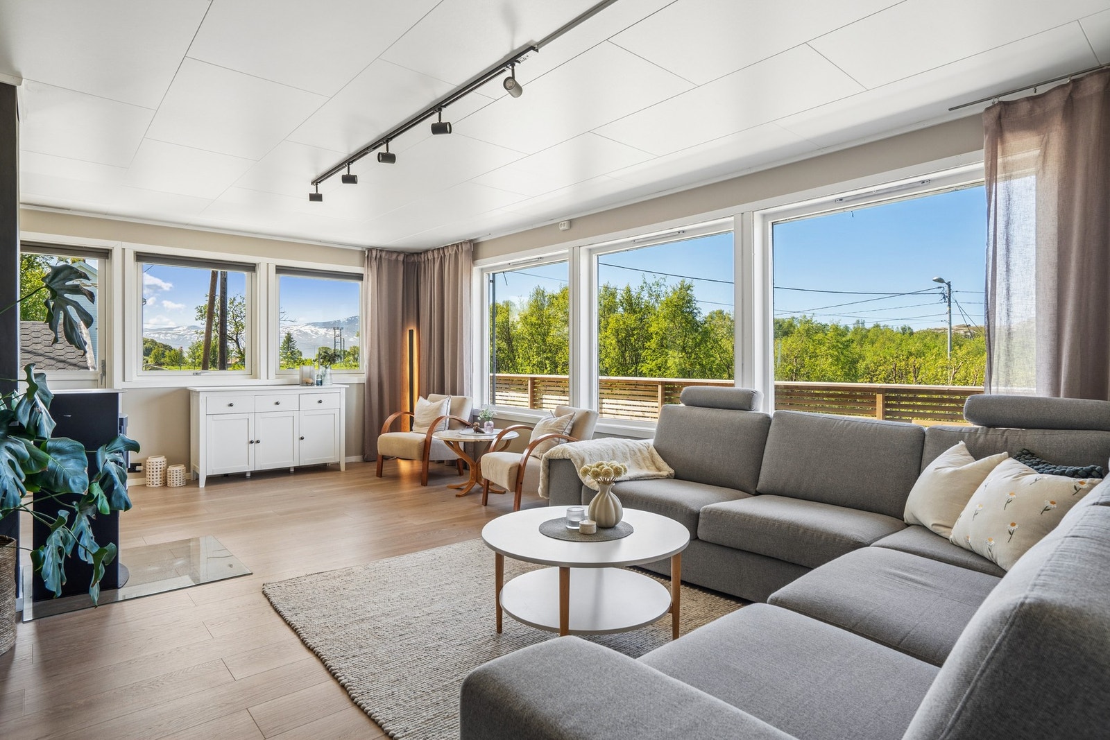 Fra stuen er det direkte utgang til en nybygd terrasse på hele 54 m². Galleribilde