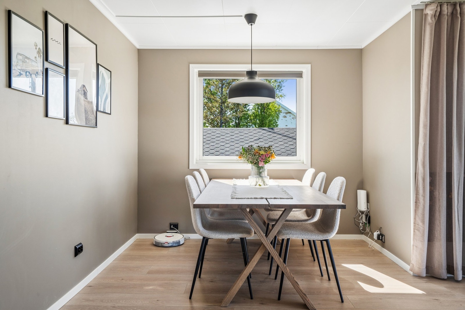 Spisestuen har en naturlig plassering i tilknytning til både stue og kjøkken. Galleribilde