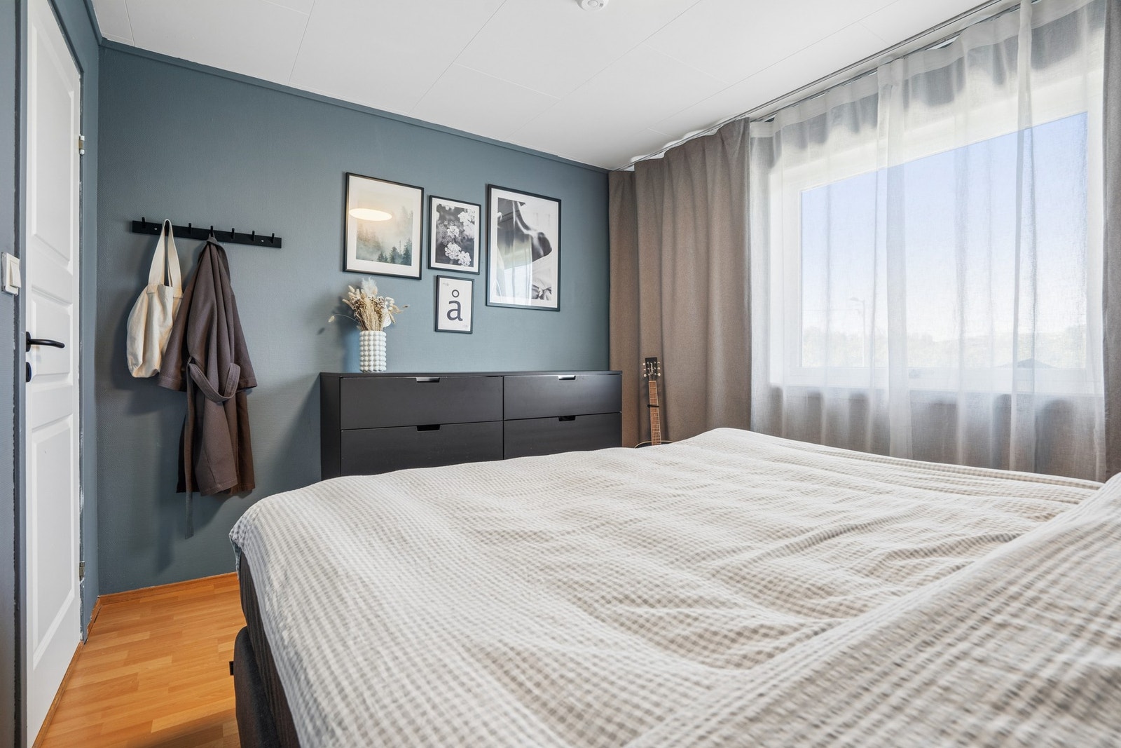 Soverommene har laminat på gulv og malte flater på veggene. Galleribilde