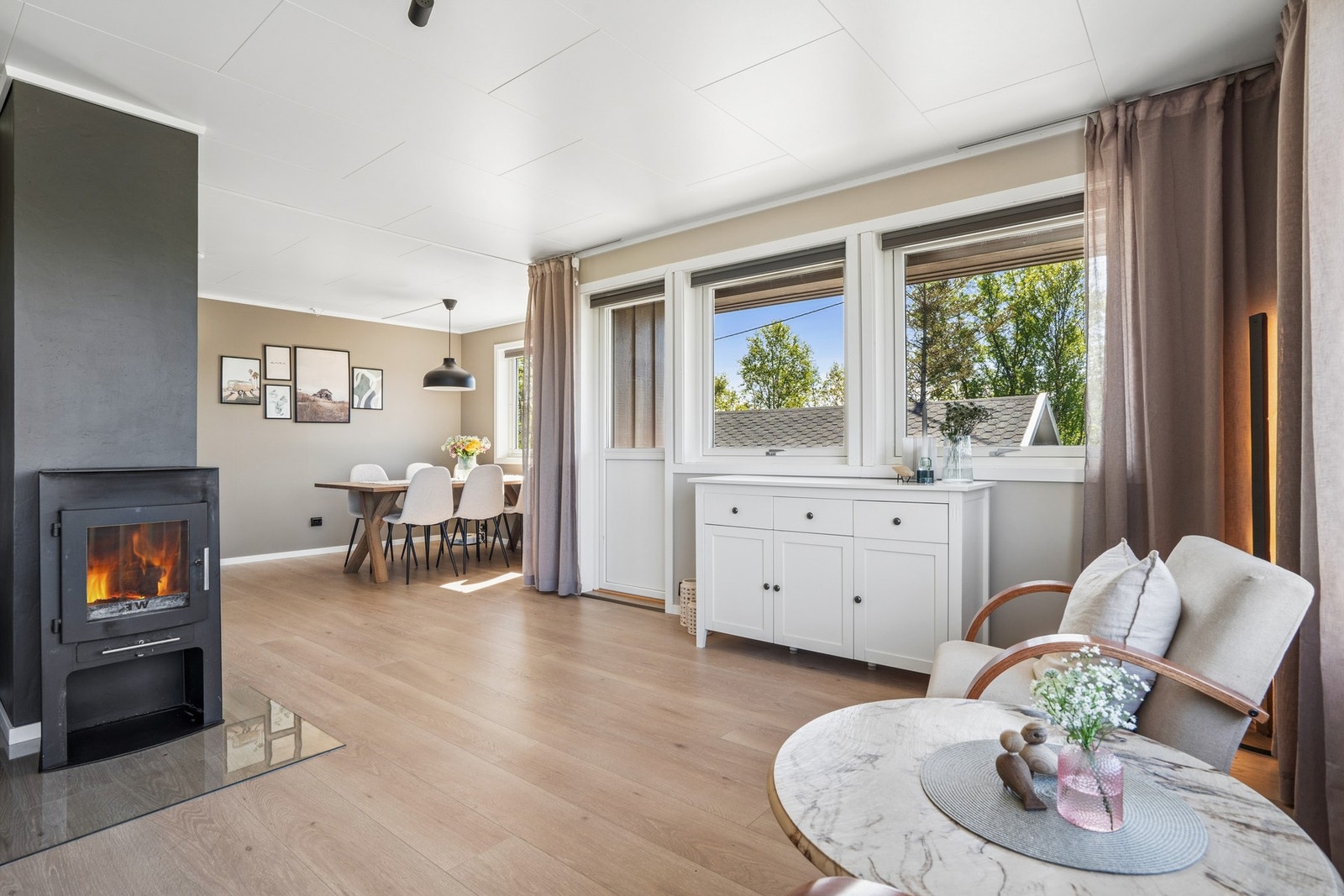 Stuen har god plass til både spisebord og en romslig sofagruppe. Galleribilde