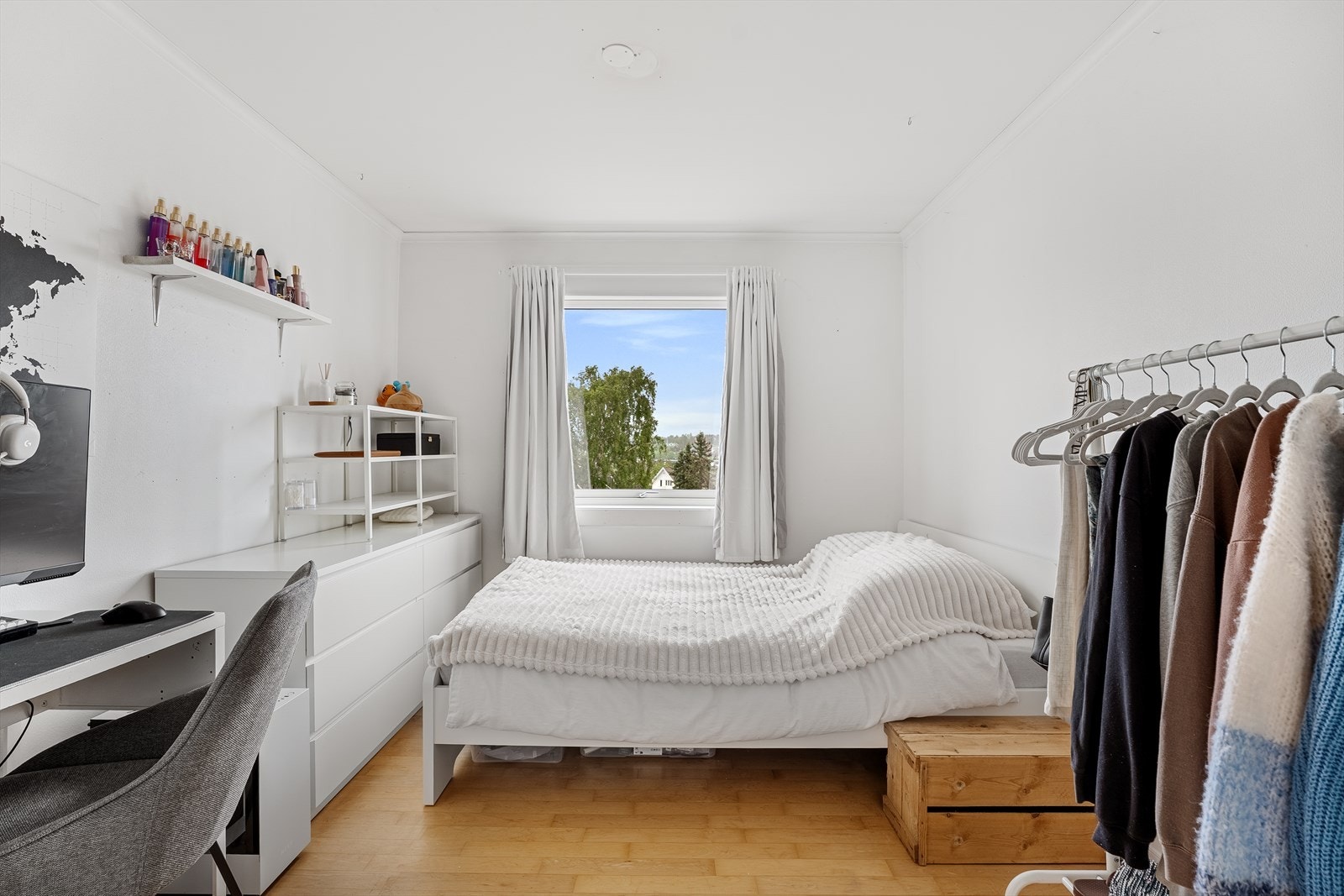 Lyst og romslig soverom med store vinduer og god plass til både seng, skrivebord og oppbevaring Galleribilde