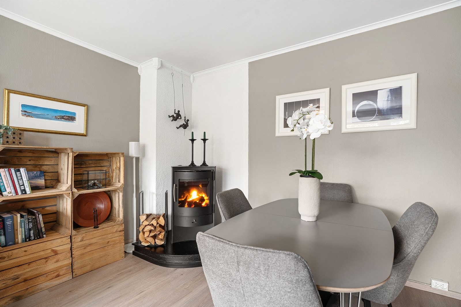 Hyggelig spiseplass ved peisen - en lun og innbydende krok med harmoniske farger og moderne detaljer Galleribilde
