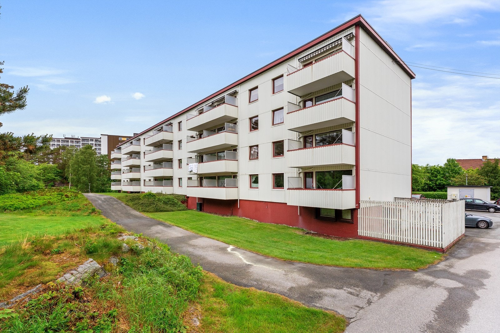 Velholdt borettslagsbygg med balkonger mot grønne omgivelser - rolig beliggenhet og kort vei til naturen Galleribilde