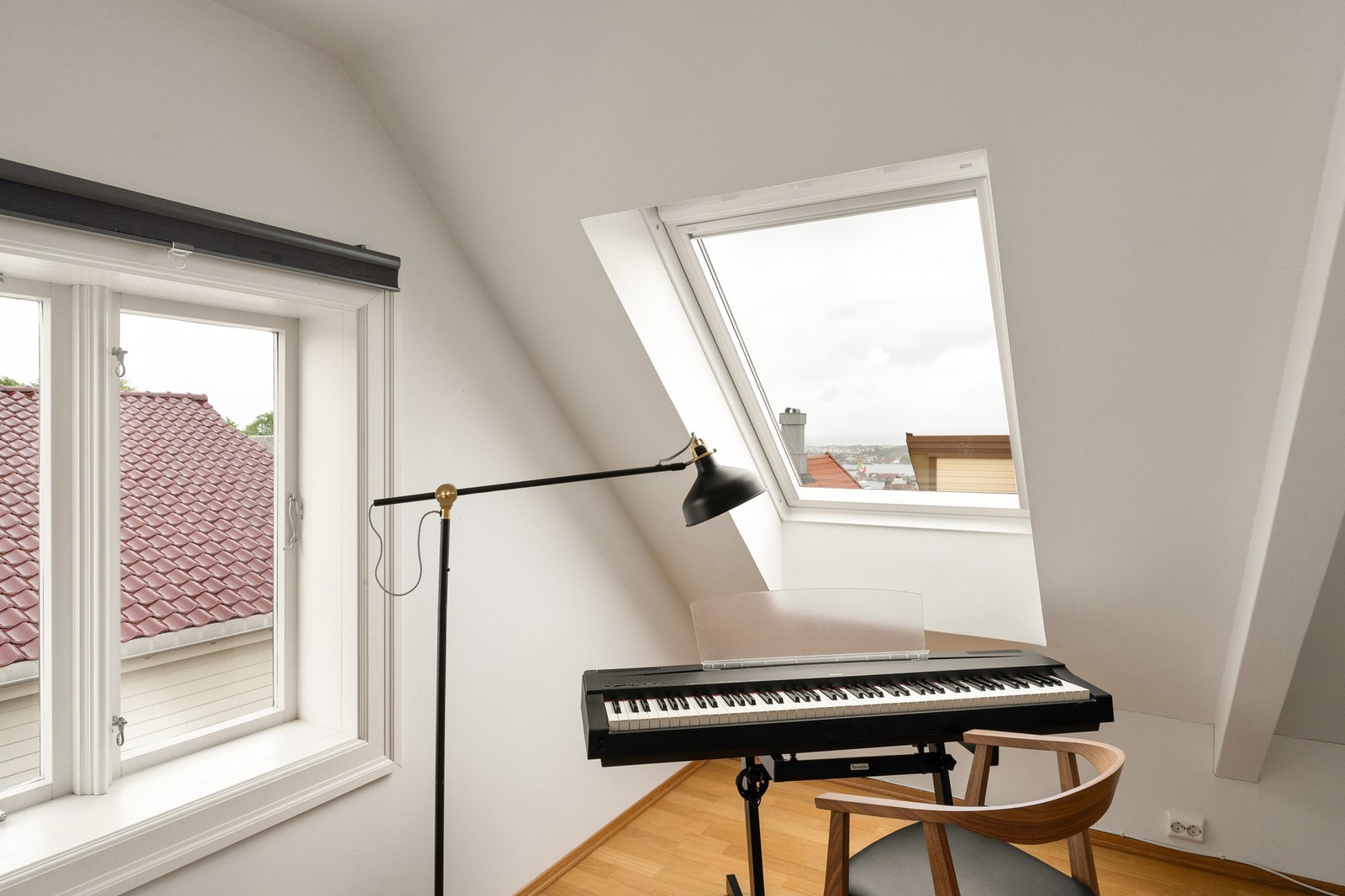 Loftsetasjen er innredet og blir i dag brukt som loftstue, hjemmekontor og hobbyrom (ikke omsøkt/godkjent for varig opphold) Galleribilde