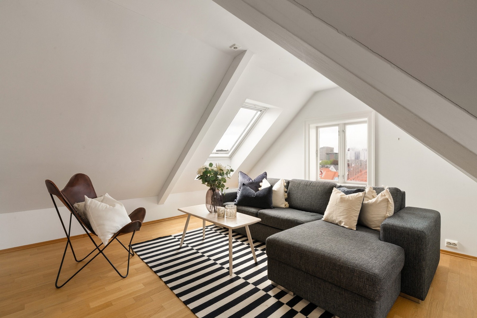Loftsetasjen er innredet og blir i dag brukt som loftstue, hjemmekontor og hobbyrom (ikke omsøkt/godkjent for varig opphold) Galleribilde