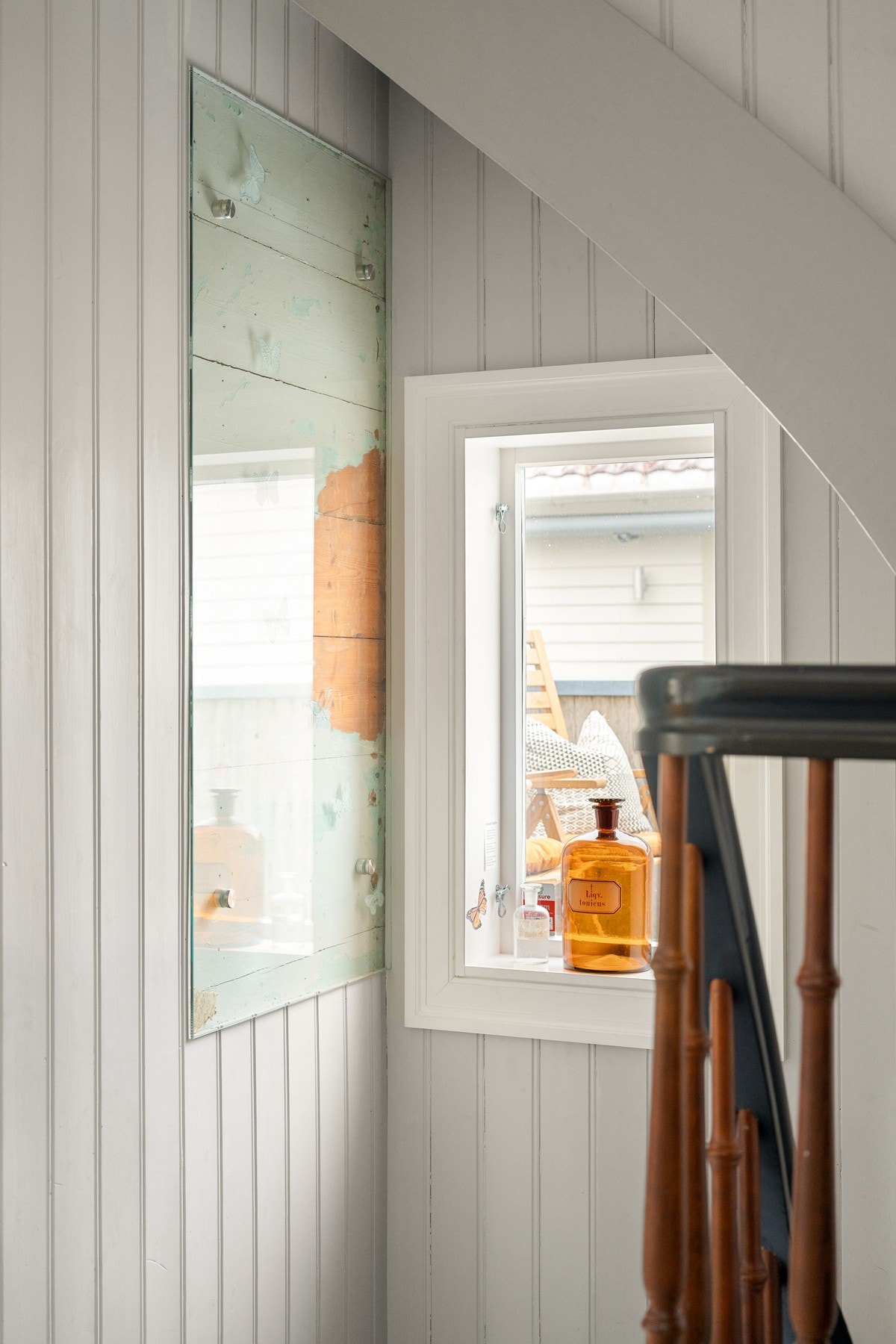 Det er fremhevet flere detaljer ifbm. renovering av huset i 2014 Her er de originale tømmerveggene med de ulike originale malingslagene hentet frem Galleribilde