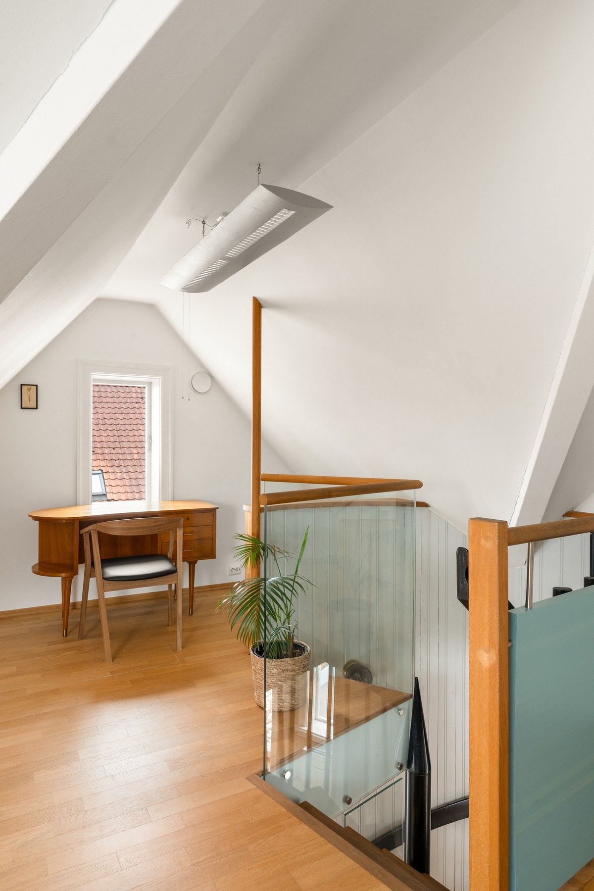 Loftsetasjen er innredet og blir i dag brukt som loftstue, hjemmekontor og hobbyrom (ikke omsøkt/godkjent for varig opphold) Galleribilde