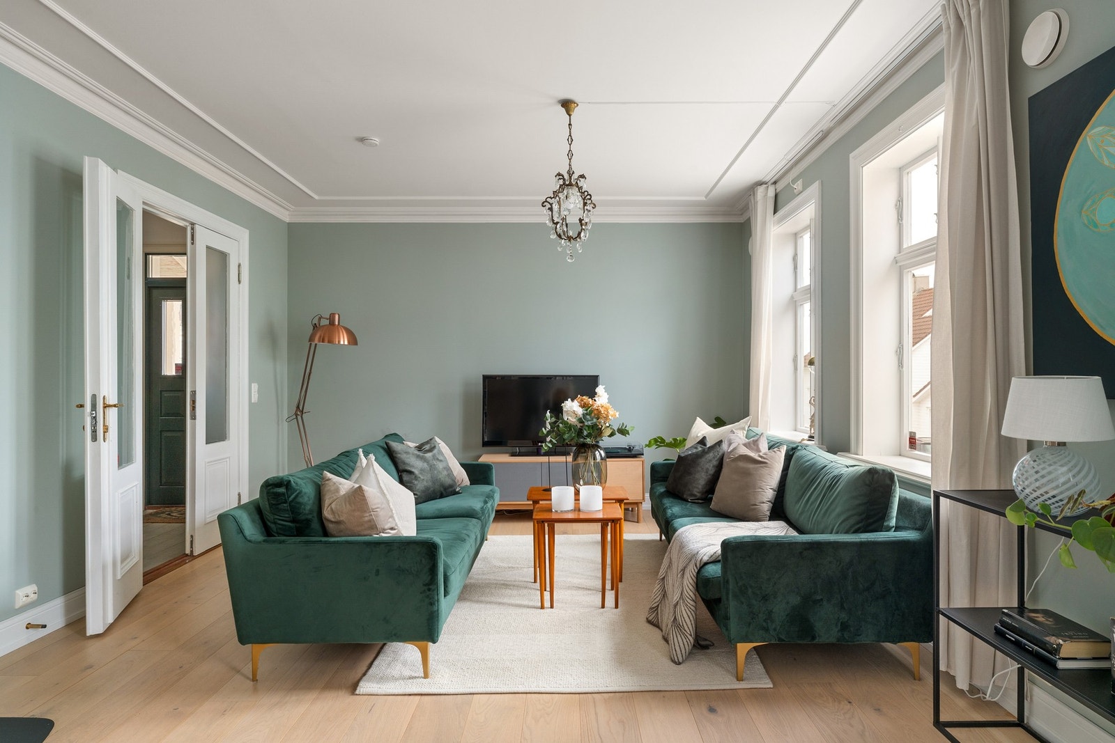 Hovedstuen byr på god takhøyde, originale detaljer og store vindusflater Galleribilde