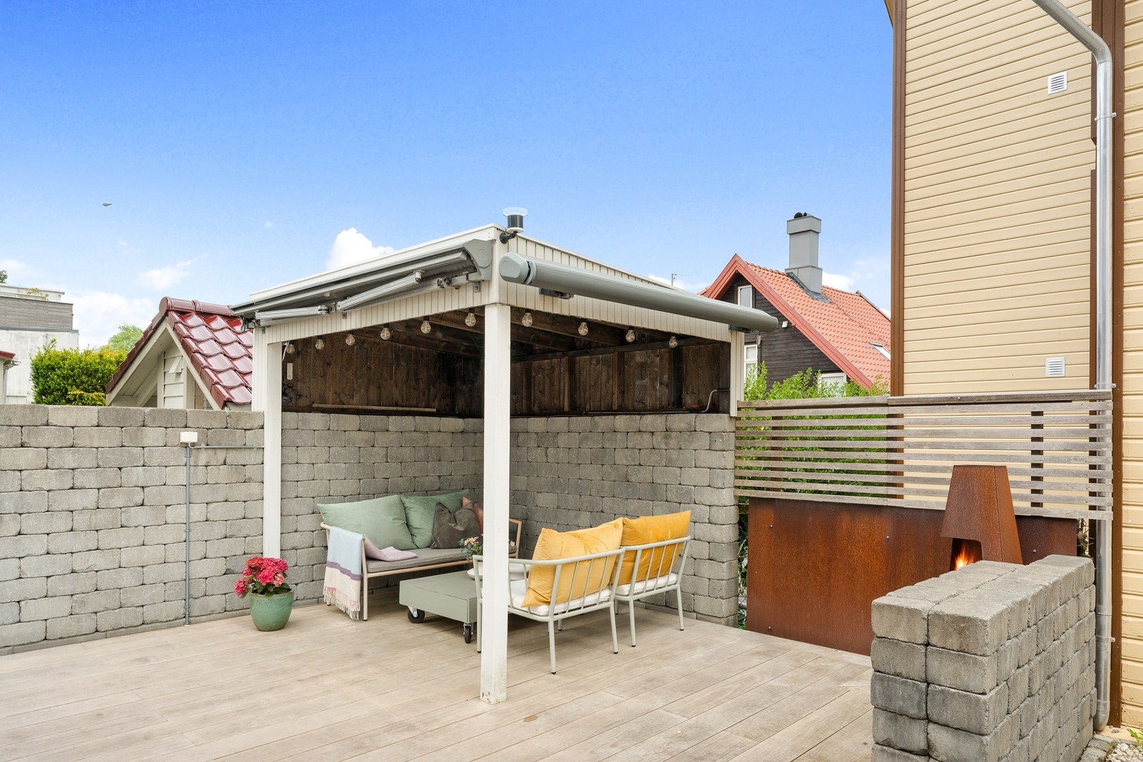 Tomten er flott opparbeidet med blant annet brostein, terrasse i Accoya og pergola med varmelampe Galleribilde