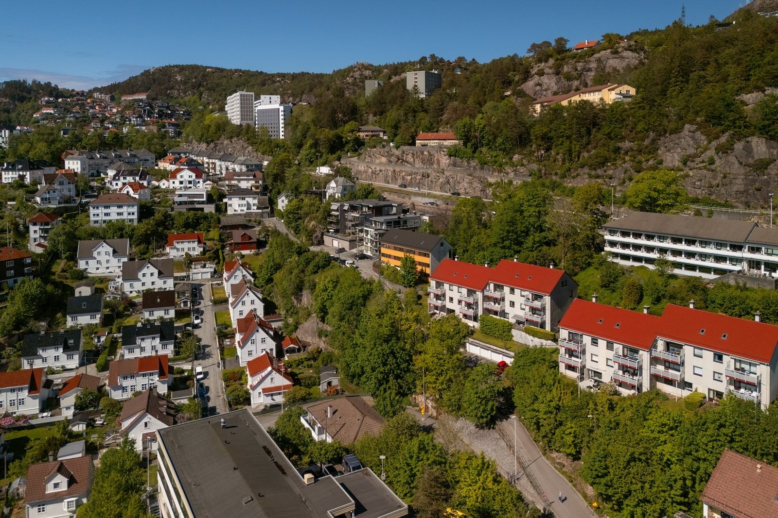 - Fra leiligheten er det kun 7 minutters gange til nærmeste busstopp, hvor totalt 23 ulike linjer går - Galleribilde