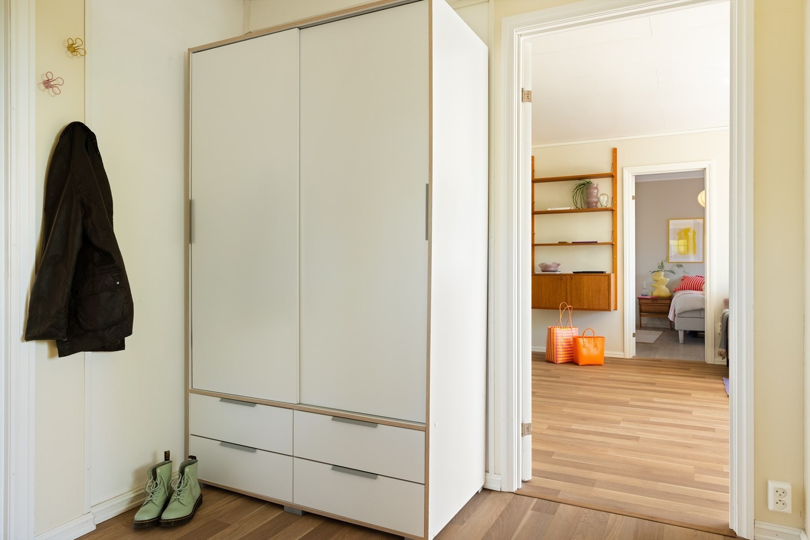 - Du blir ønsket velkommen inn i en lys og fin entré på 6,7 m² - Galleribilde