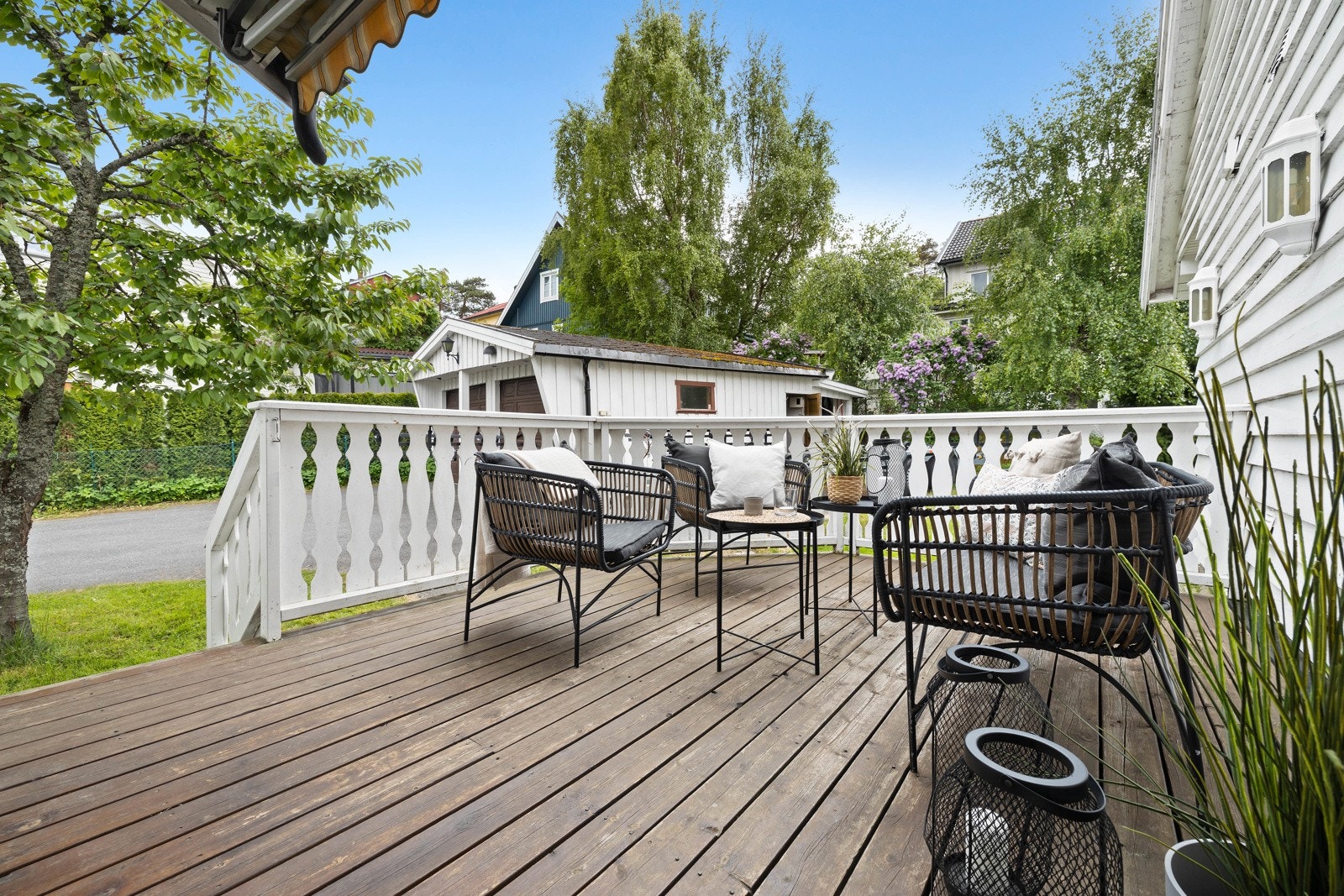 Lun terrasse på ca 12 m² utenfor stuen Galleribilde