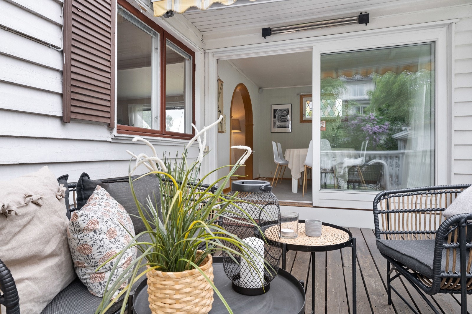 Terrasse med stråleovn og markise Galleribilde