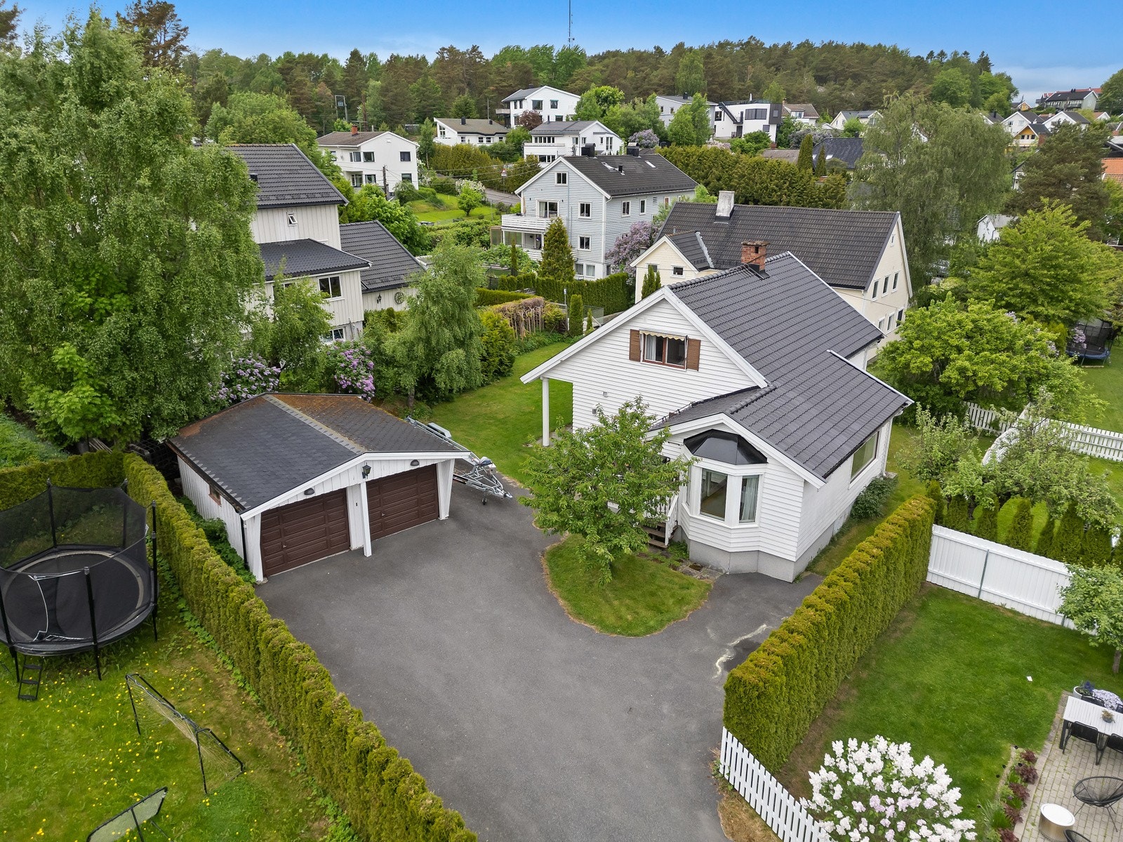 Dobbelgarasje og gårdsplass med plass for flere biler Galleribilde