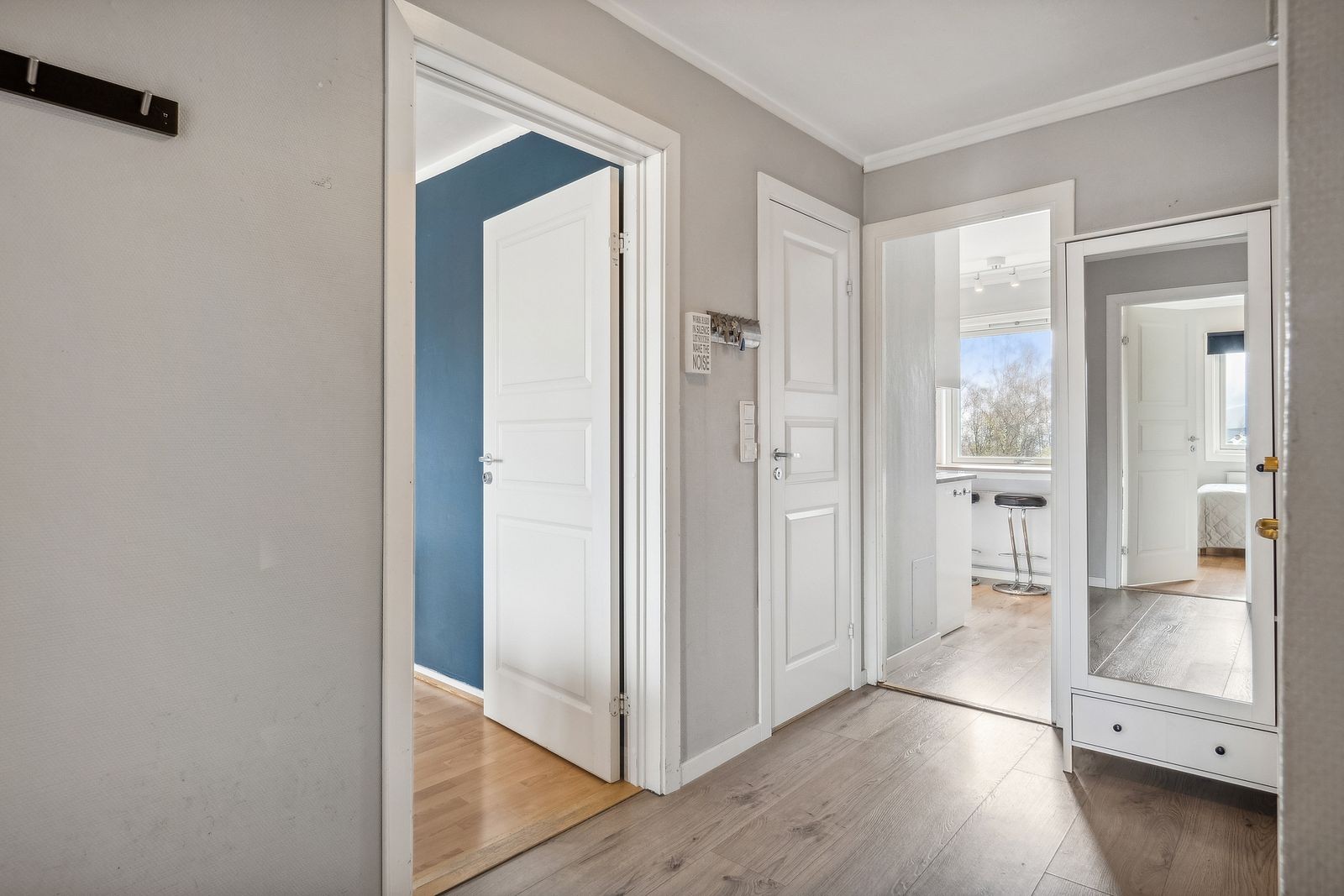 Entréen fordeler tilgangen til leilighetens rom og gir et godt første inntrykk. God plass til å ta av sko og yttertøy. Galleribilde