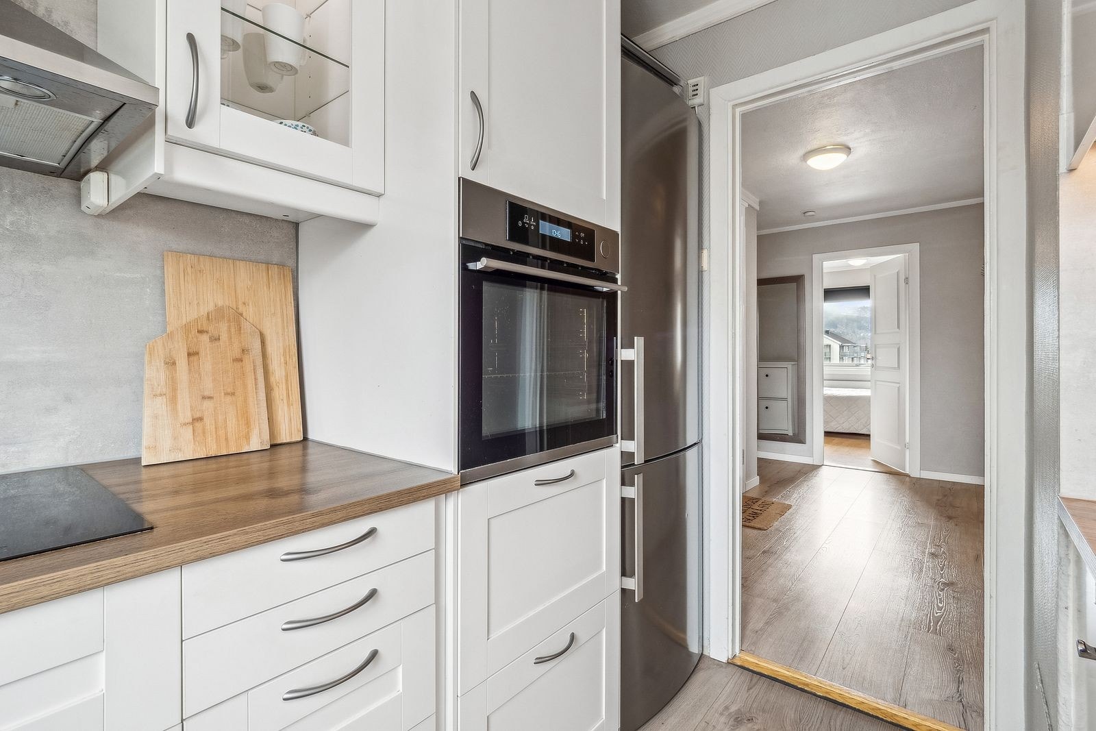 Kjøkkeninnredningen har profilerte fronter, godt med skapplass og plass for alle nødvendige hvitevarer. Stekeovn er integrert i høyskap som gir god ergonomisk arbeidshøyde. Galleribilde