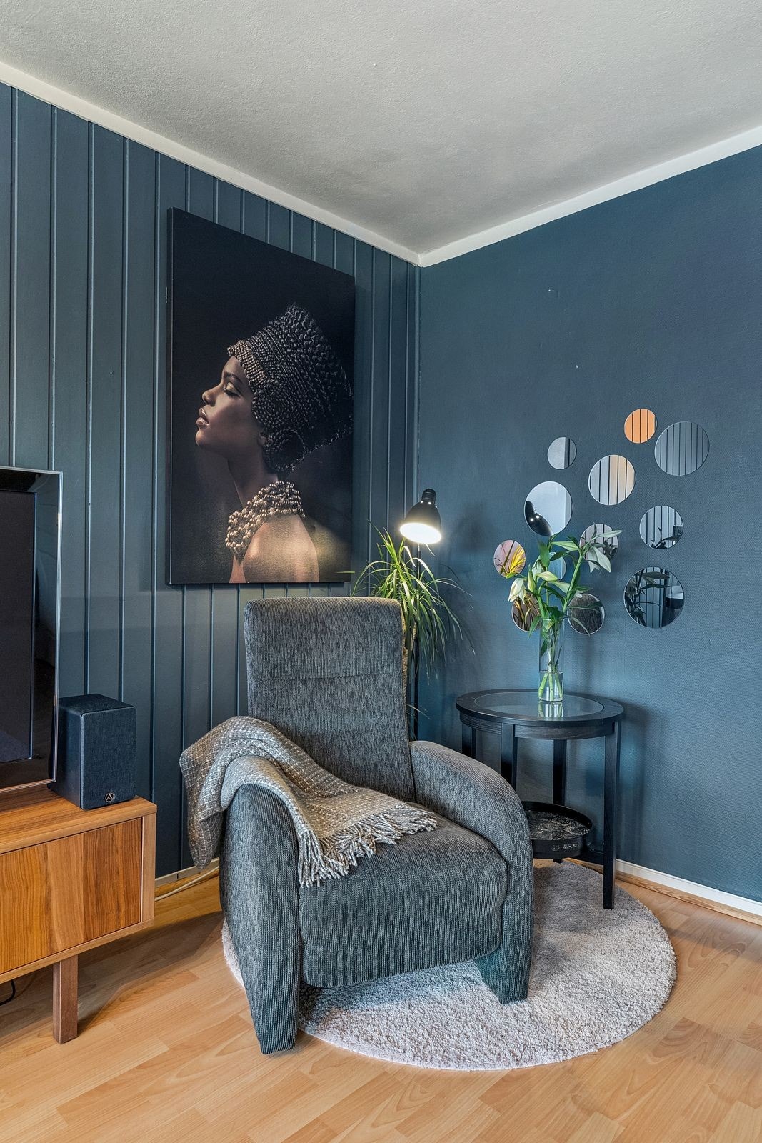 En lun og stemningsfull krok i stuen, med en kontrastvegg som skaper karakter. Galleribilde