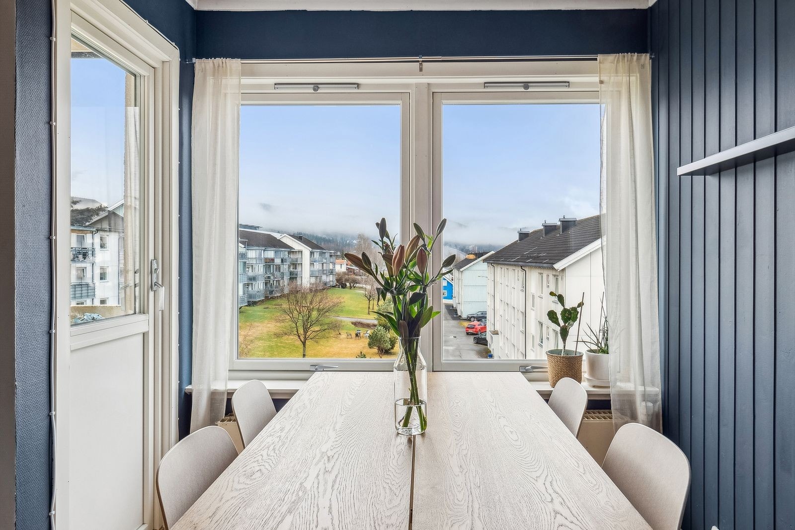 Spisestuen er plassert ved vinduet, med direkte utgang til balkongen. Galleribilde