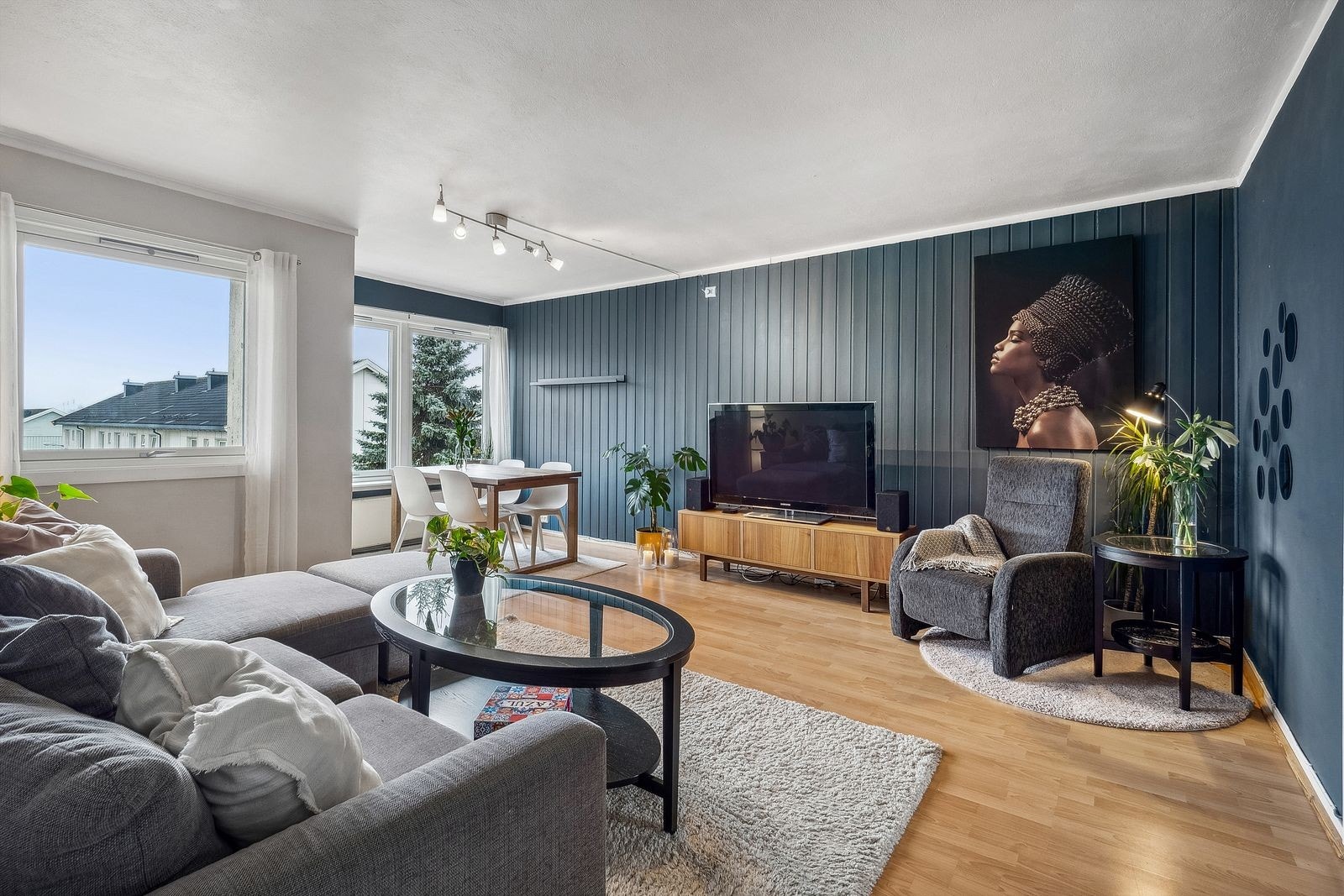 Stuen er romslig og enkel å møblere, med plass til både sofagruppe og spisebord. Galleribilde