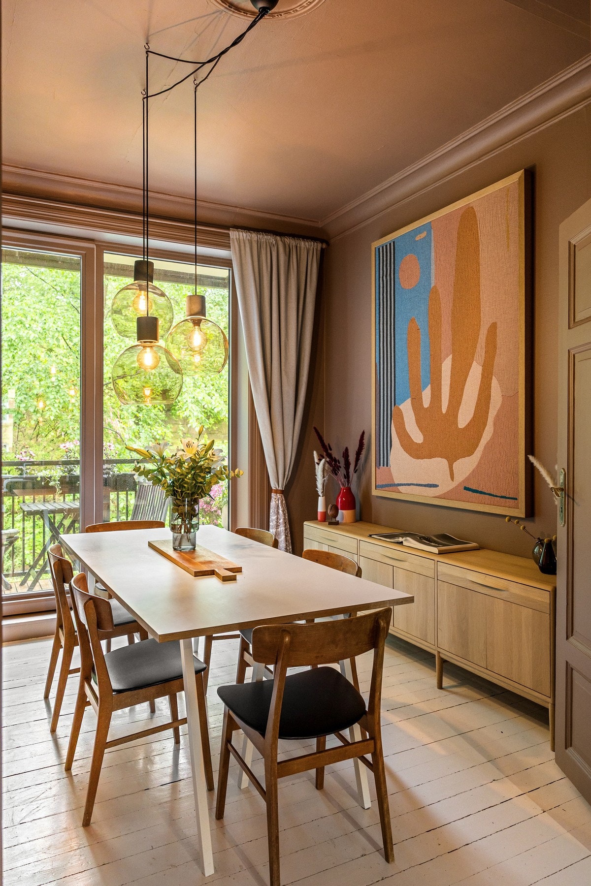 Flott spisestue med god plass til spisebord - perfekt for sosiale sammenkomster. Galleribilde