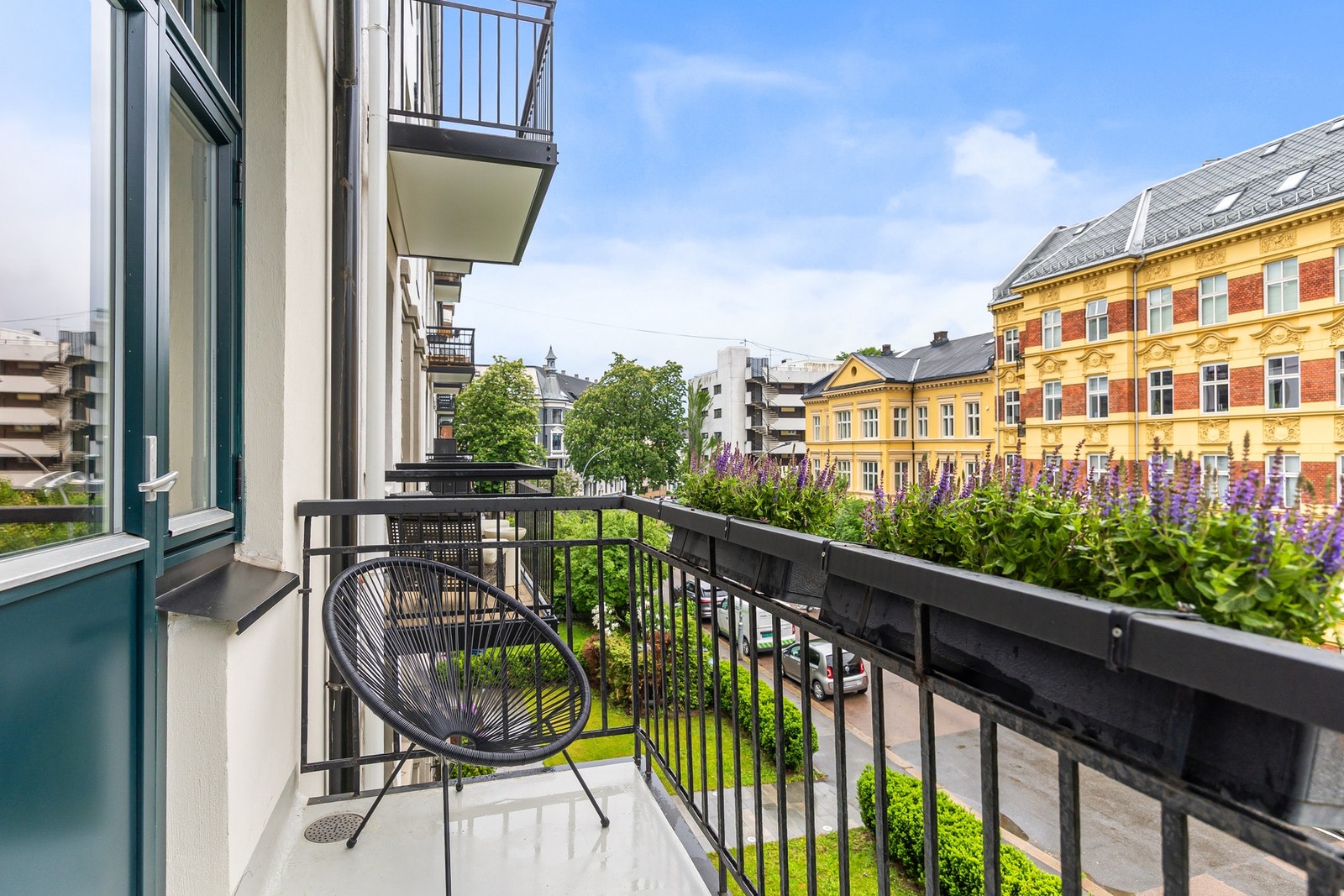 Fra stuen er det adkomst til en nordvestvendt balkong med ettermiddags- og kveldssol. Ny i 2018. Galleribilde
