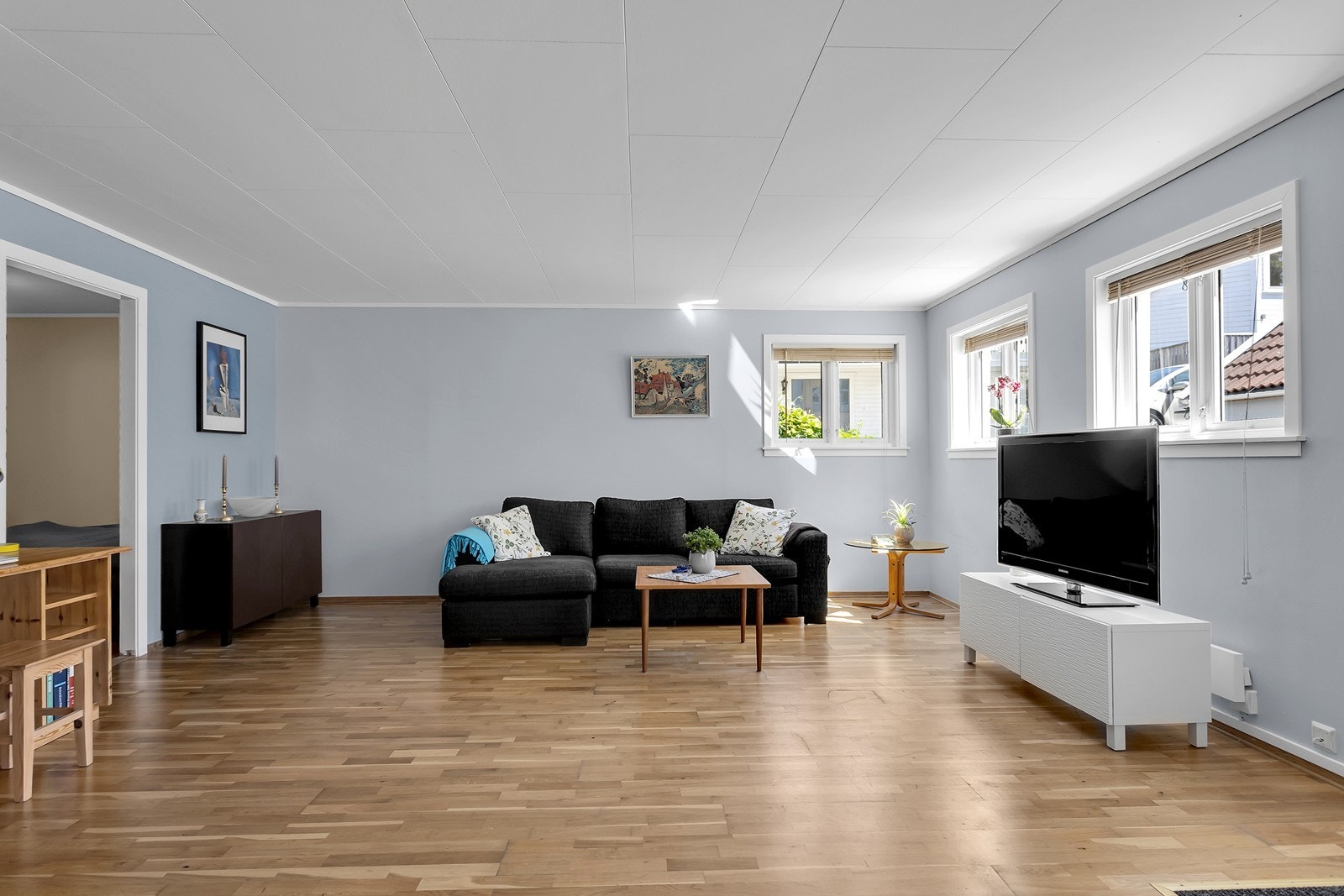 Stuen har rikelig med plass til sofa med tilhørende møblement. Galleribilde
