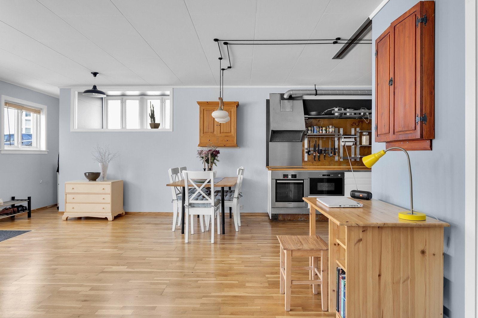 Det er god plass til spisebord i naturlig tilknytning til kjøkkenet. Galleribilde