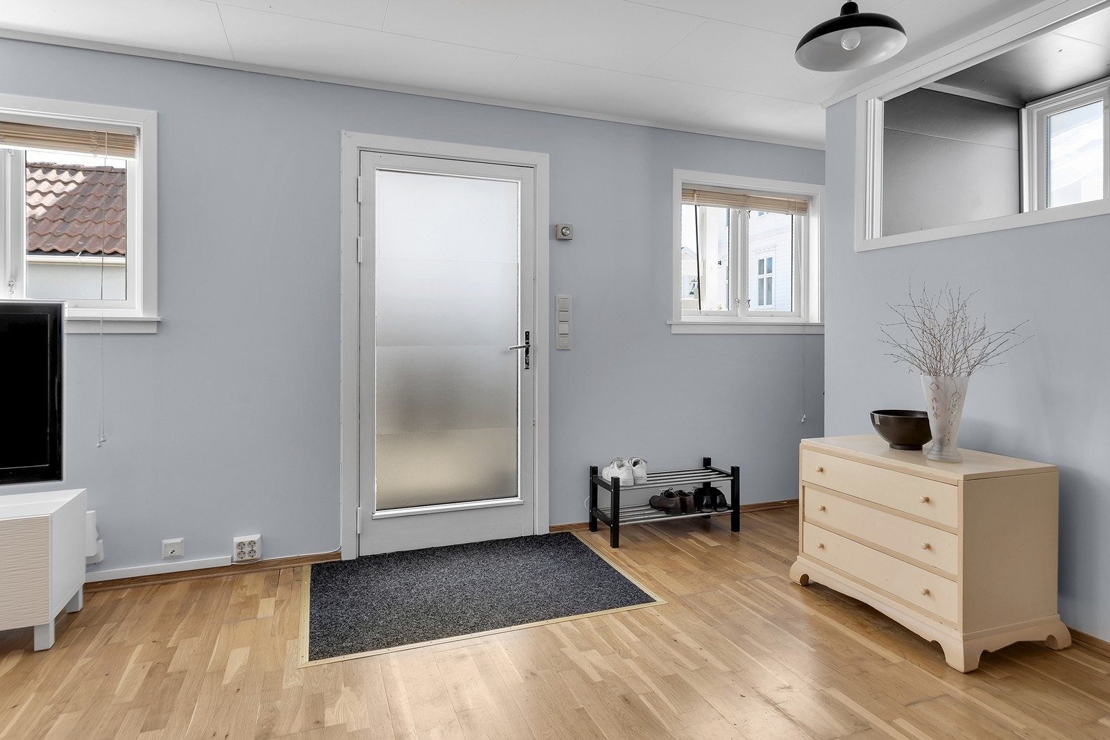 Inngangsparti med plass til oppbevaring av yttertøy og sko. Galleribilde