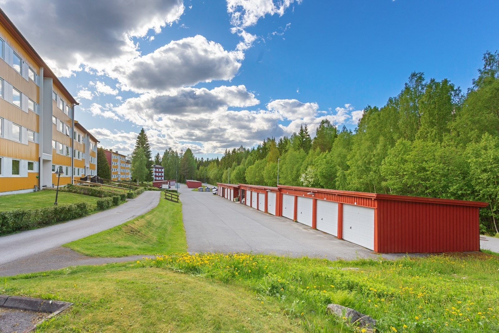 Kort vei til garasje. Leiligheten disponerer den nærmeste garasjen på bildet. Galleribilde