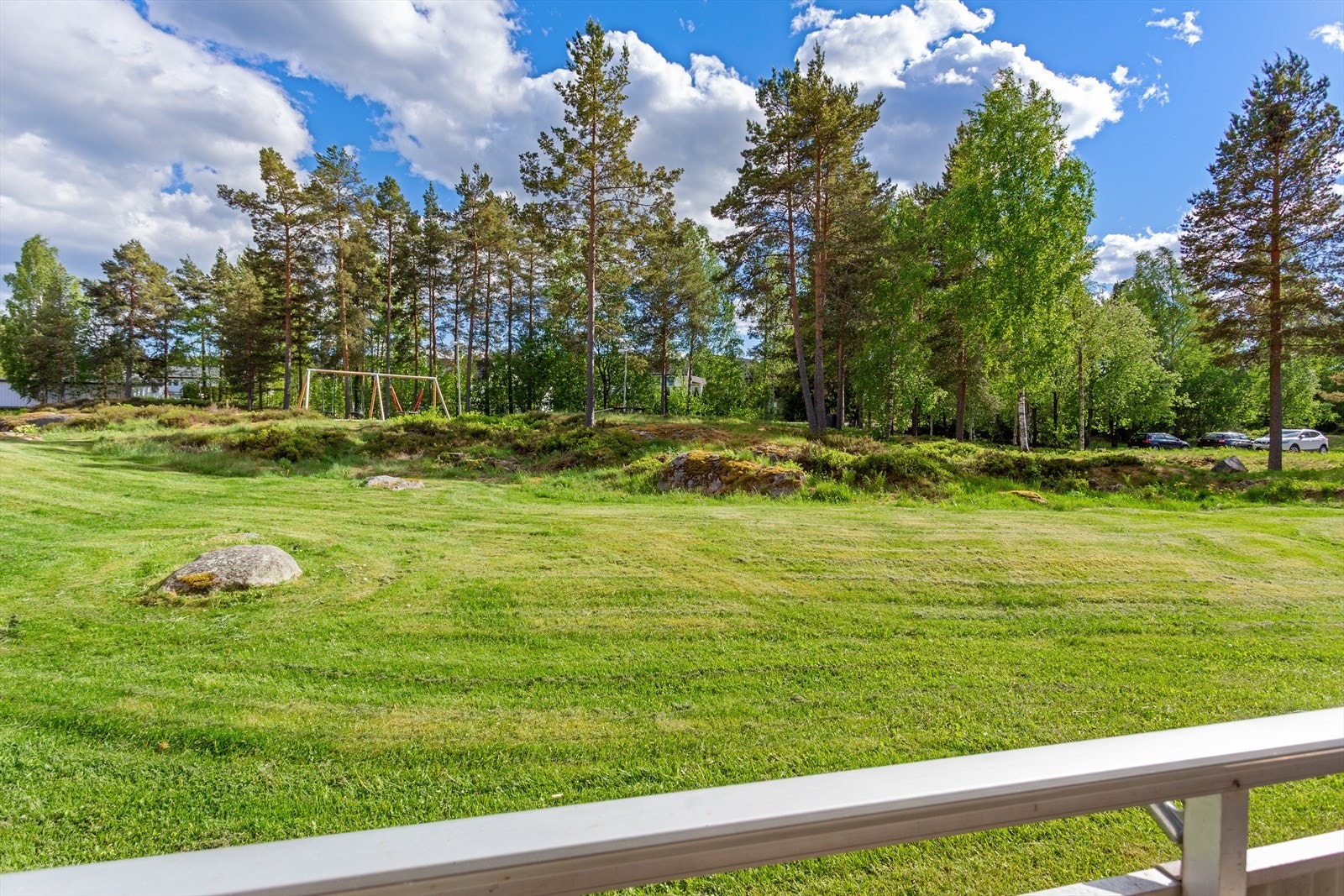Langerudberget preges av mye natur. Utenfor denne leiligheten ser du borettslagets fellesområde med plener og naturtomt. Galleribilde