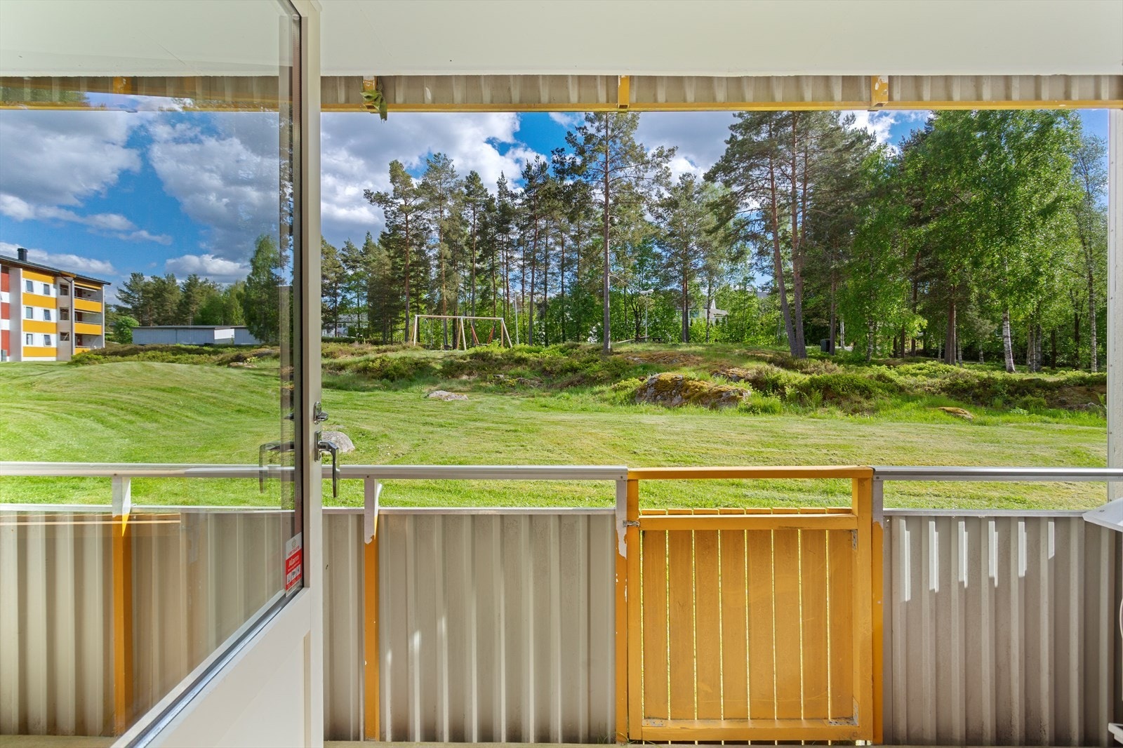 Utenfor balkongen har du kun plen og skog. Gjennom porten kommer du ut på gresset. Vi har fått opplyst at denne leiligheten disponerer et område rett på utsiden. Galleribilde