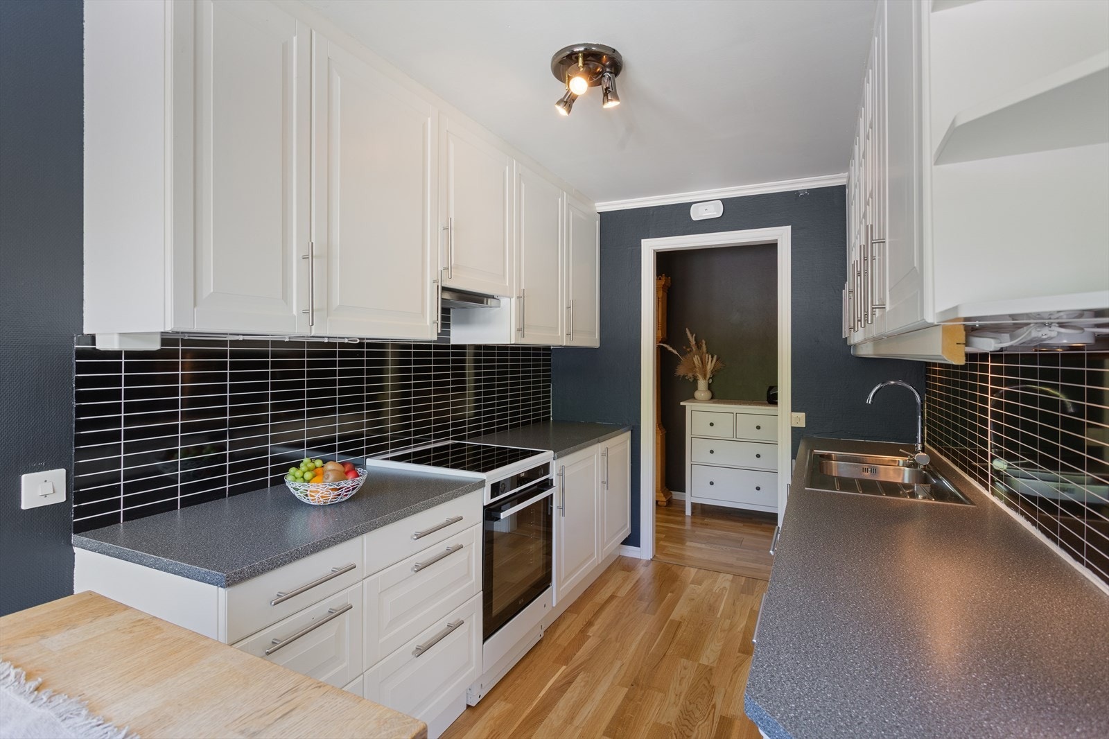 Komfyr, steketopp og oppvaskimaskin medfølger Galleribilde