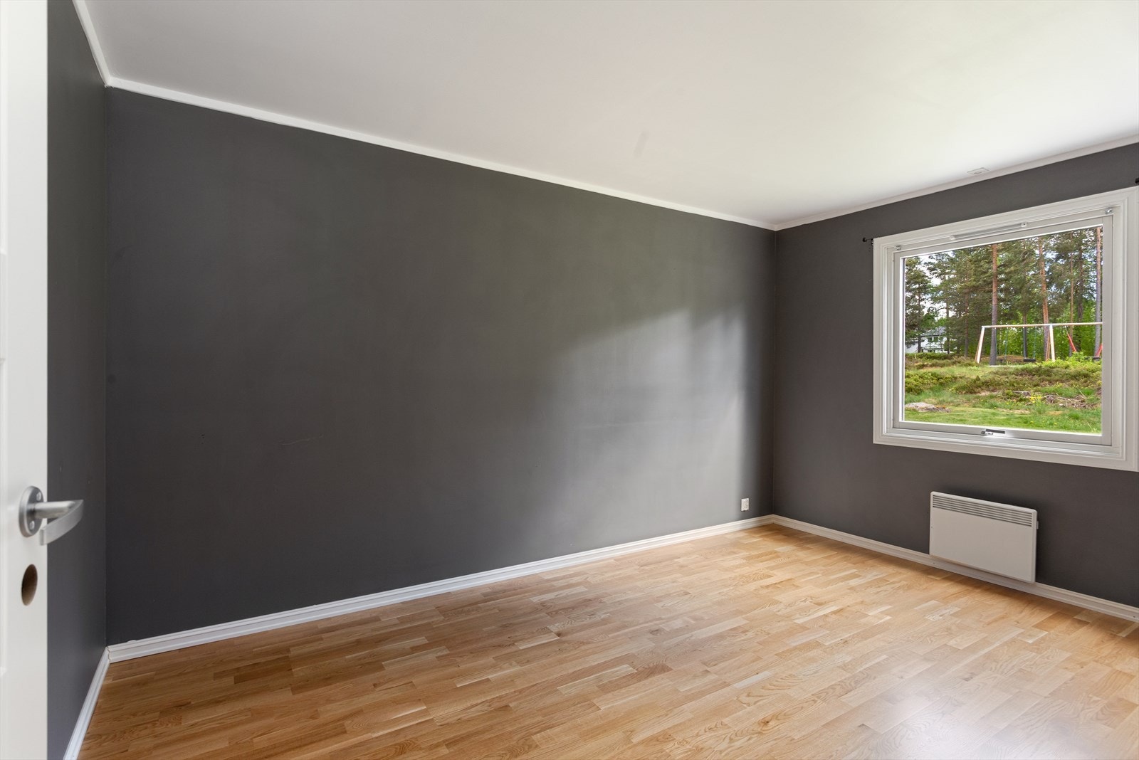 Soverom 1 med inngang fra gang, vender ut mot hagen Galleribilde