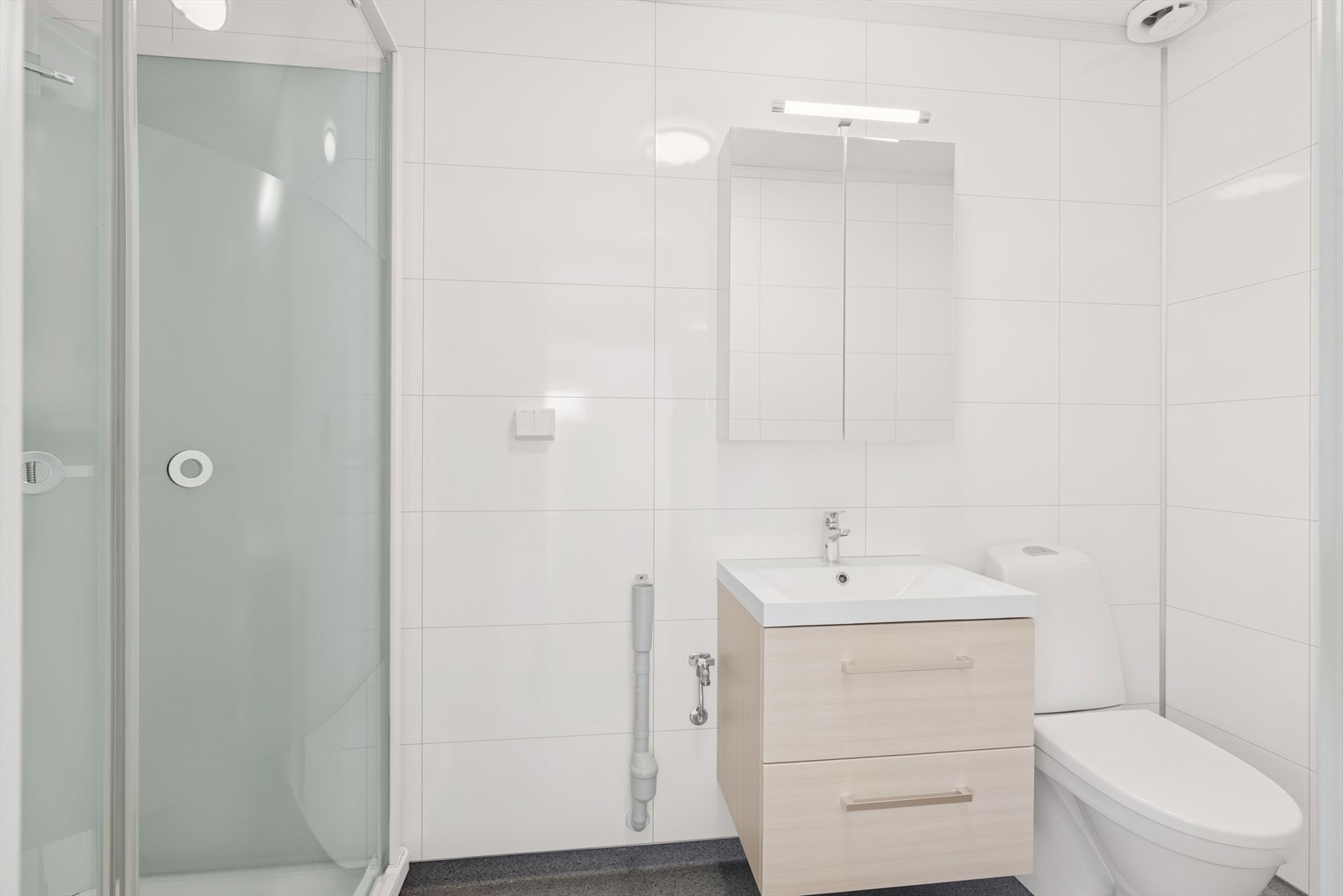 Badet i utleiedelen ble renovert i 2023, og fremstår som nytt og delikat. Her er det også plass til oppvaskmaskin. Galleribilde