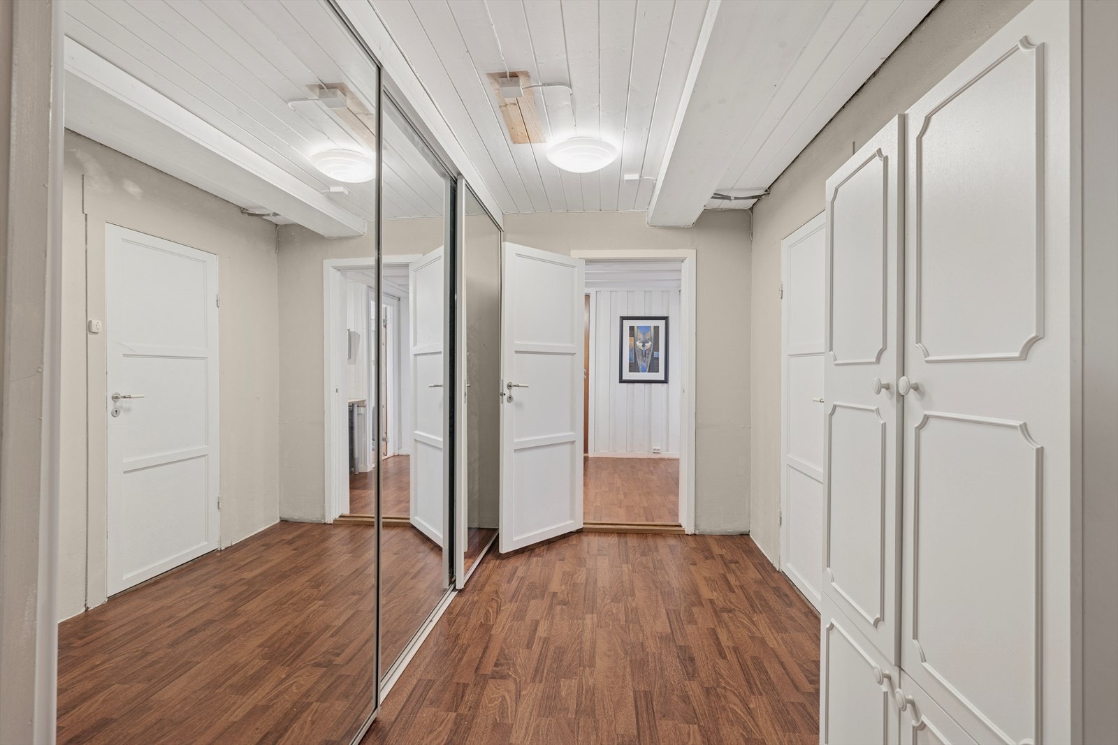 Dette bildet er fra gangen i kjelleren -hvor det også er en stor skyvedørsgarderobe. Galleribilde