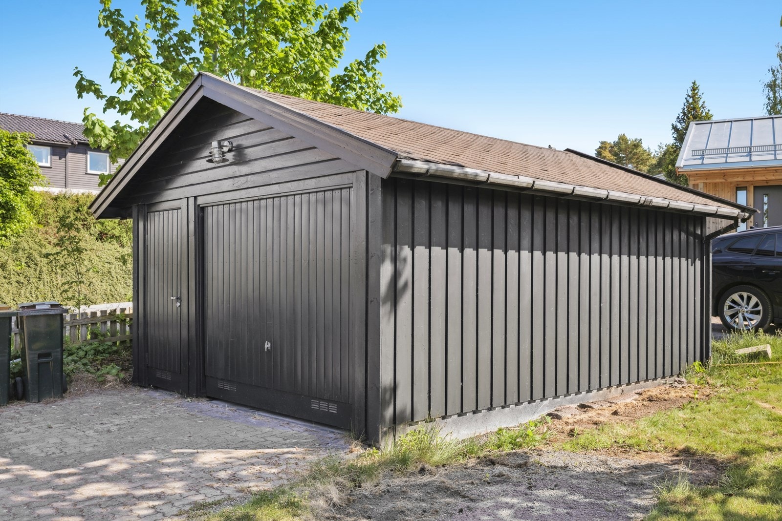 Frittliggende garasje med plass til en bil. Galleribilde