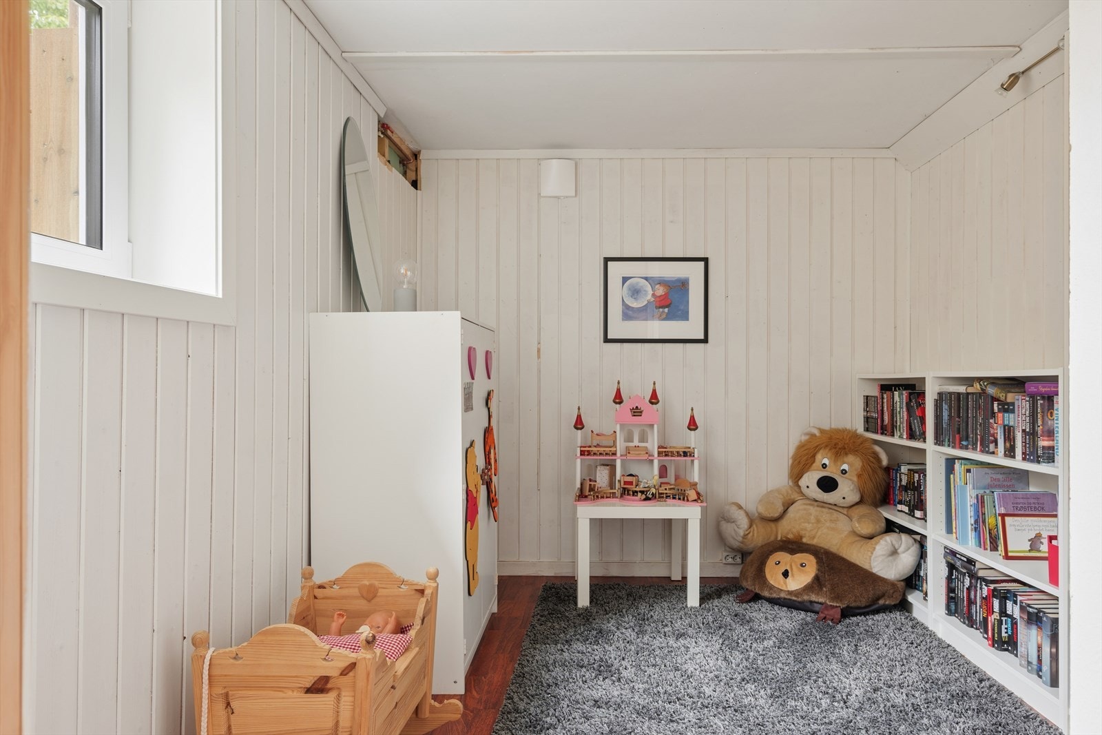 I kjelleren/underetasjen er det også to soverom, noe som gir ekstra god plass for barnefamilier. Galleribilde