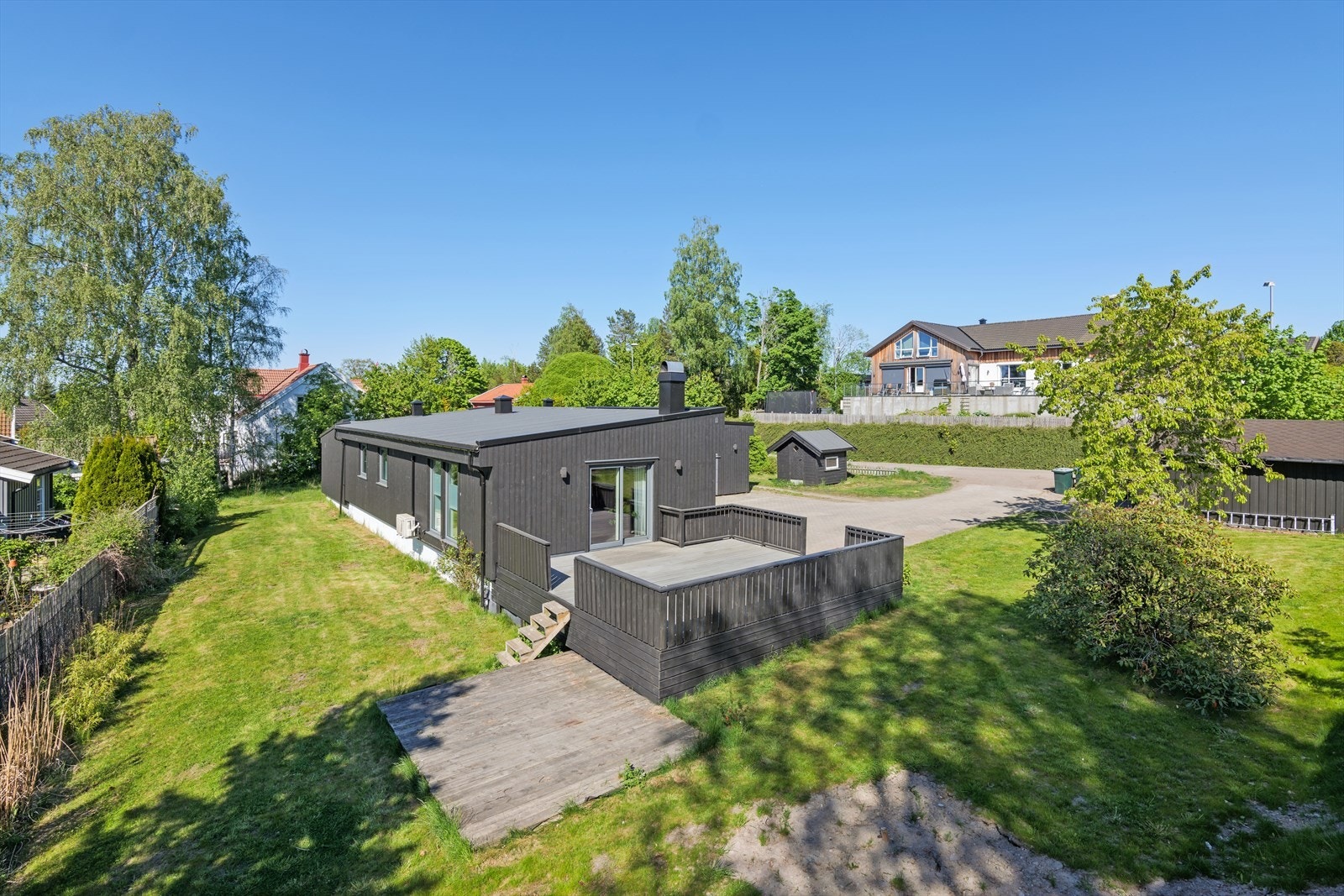 Påkostet og lettstelt bolig med alt på en flate, samt kjeller - i tillegg er det utleiedel. Boligen er vesentlig påkostet bl.a i 2020. Galleribilde