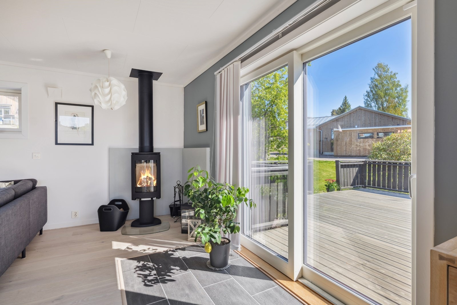 Nyere peisovn er både til nytte og hygge. Fra stuen er det utgang til en stor, deilig terrasse. Galleribilde