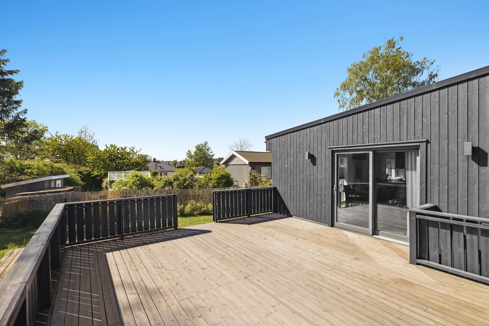 Solrik terrasse, hvor solen kan nytes fra tidlig morgen til langt utover kvelden. Her er det plass til å invitere venner og familie til hyggelige sammenkomster! Galleribilde