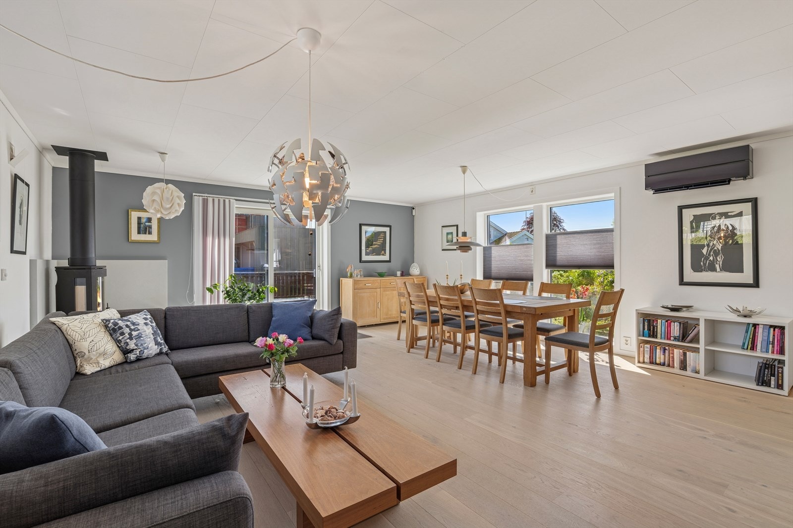 Stuen er av god størrelse, og det er god plass til både sofagruppe og spisebord. Galleribilde